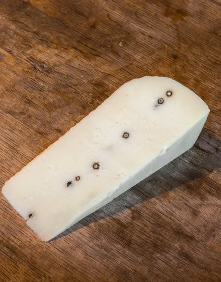 YOUNG CHEESE WITH BLACK PEPPERGR 300
