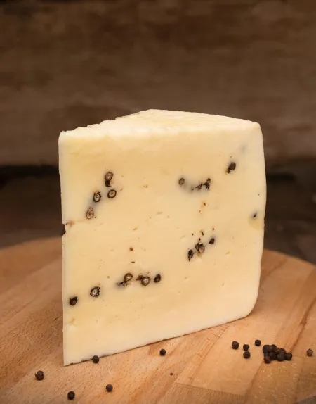 YOUNG CHEESE WITH BLACK PEPPERGR 300